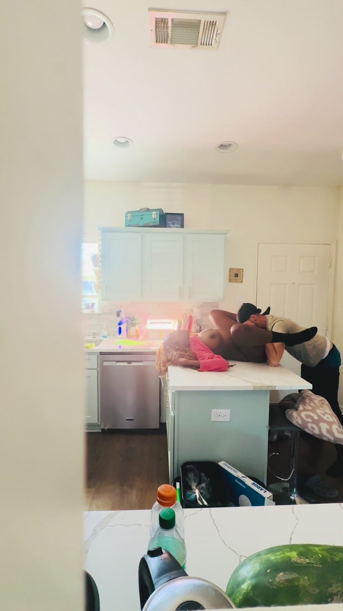 White chocolate: 백인 이웃을 따먹는 흑누나 거유 엄마를 포착한 배다른 아들