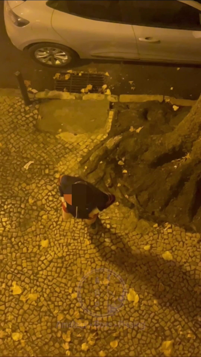 AmateurBoysPissing: 거리에서 오줌 싸는 아마추어 소년