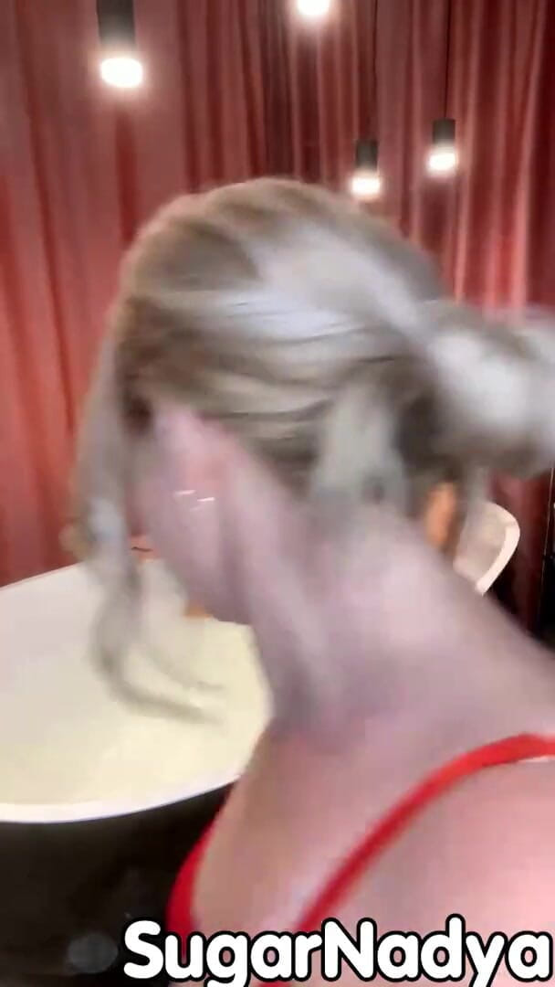 SugarNadya: SugarNadya lave la chatte mouillée de son amie dans un...