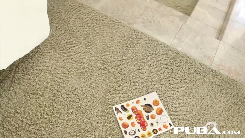 PUBA Solo: Quente Nicole Aniston brinca com adesivos de Halloween e depois...