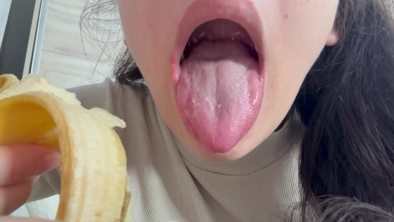 AmayaMori: Reuzine stiefmoeder eet een banaan maar ziet het