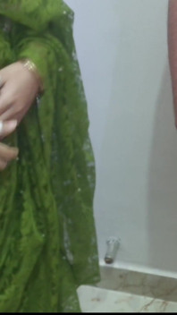 Skräddare som mäter Alisha Bhabhi med fingrarna