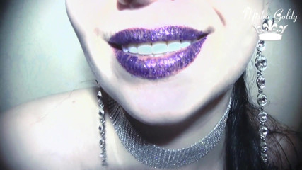 Goddess Misha Goldy: Roxo brilhante beijando e cheirando os lábios