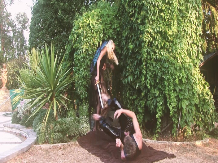 The Window of Sex: Sex Garden Scena 3 Blondynka z dużym tyłkiem w bieliźnie cieszy...