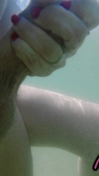 On S’est Fait Prendre! Mon Prof Branle Ma Bite Sous L’eau Sur Une Plage Naturiste, Sexe En Public 4K