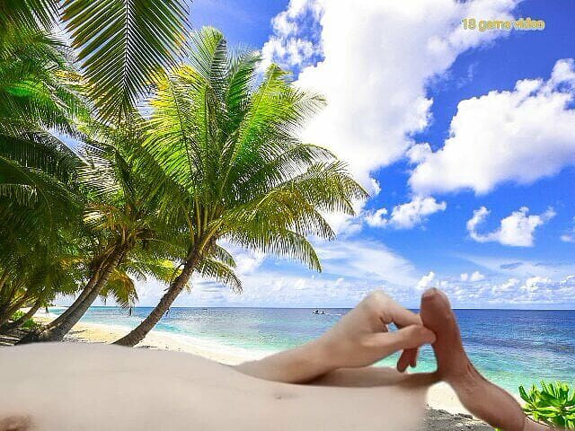 Only boy studio: Um garoto na cama nua