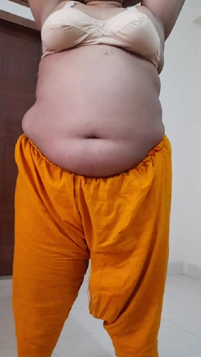 Aria Mia: Mama vitregă indiană își arată țâțele în hotel