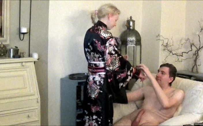 Slave Sophie: Por favor usa mi maestro desnudo