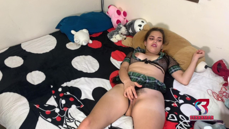 Sexxx Max: ¡La universitaria se masturba ricamente y termina en un chorro...