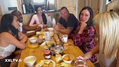 Orgie in einem Chalet in den Bergen