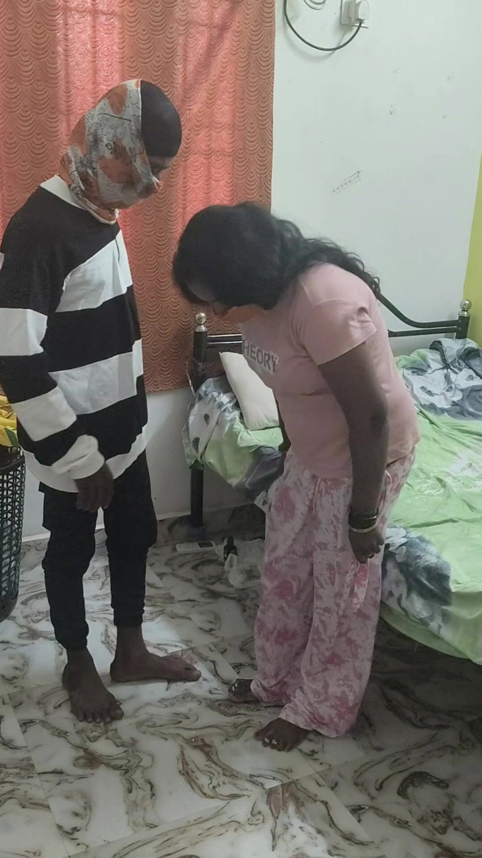 Thesana: डॉक्टर मासूम पति की पत्नी को चोदता है