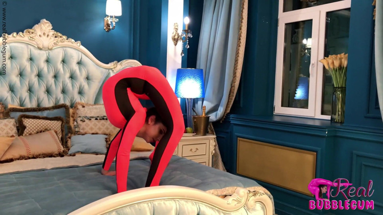 Flexilady: Rozciąganie elastycznie na łóżku hotelowym