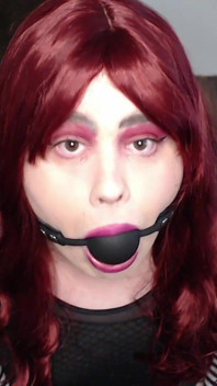 Mykella con pelo rojo y mordaza monta consolador
