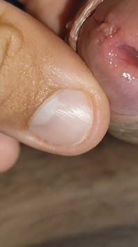 Papai duro usando precum como lubrificante no pau pequeno