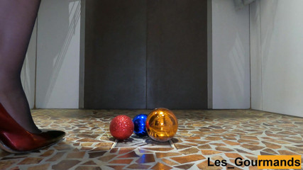 Les Gourmands: MILF pisses on Christmas balls in the shower