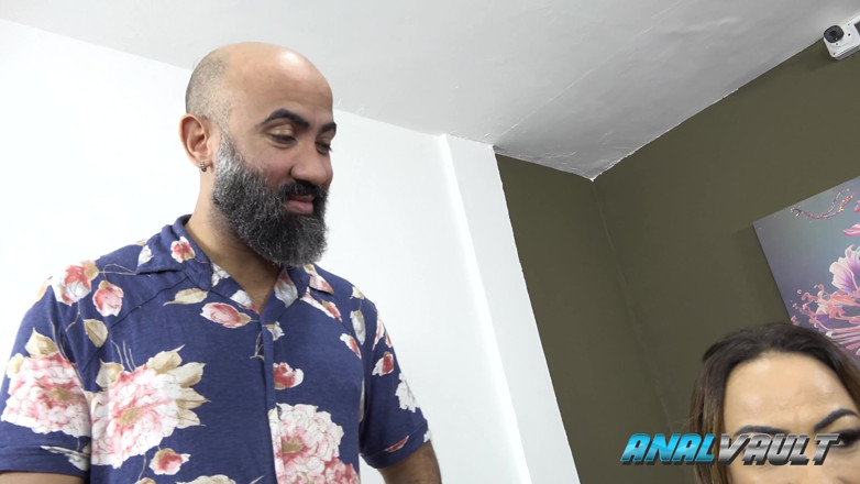Anal Vault: Rochia de mireasă curvă se transformă în ea, soțul și cel mai...