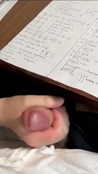 Vollbusiges schulmädchen handjob zu einem mitschüler unter dem tisch im Mathe-unterricht