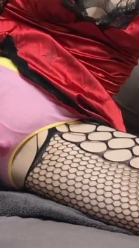 Pantieboy mengongkek lubang dengan dildo melalui seluar dalam awek dengan tangan bebas air mani
