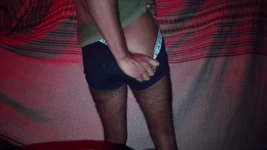 Un black sexy en sous-vêtements gémit, fait du dirty talk jusqu’à ce qu’il jouisse fort, orgasme puissant