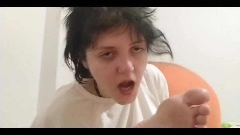 Anerisamp: 双截肢女郎吮吸她的恋足癖