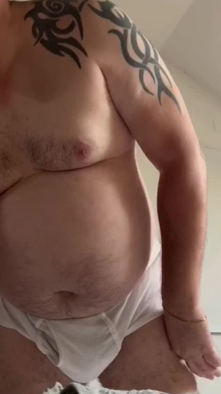 uktattooedchub74: टाइट व्हिट्स में मैं वंक और वीर्य निकालती हूं