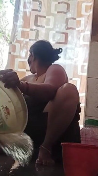 XXX Video of Naked Bhabhi Bathing