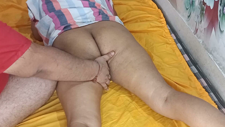 AnnielLo: Boyfriend Fingered Deep Her Girlfriend Until She Squirts Everywhere