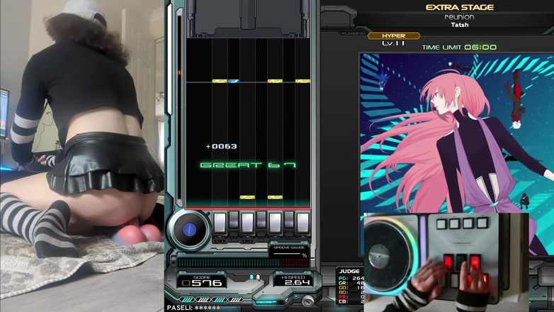 Rainbow Femboy: Femboy Raine montando juguetes mientras juega beatmania iidx