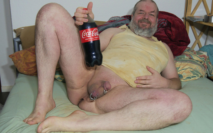 Qualzucht: Ijskoude flessen uit de koelkast in mijn kont!