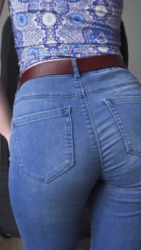 Blå jeans röv retas i hela trosorna