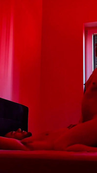 Dormitorio divertido. Sexo sensual bajo luces rojas