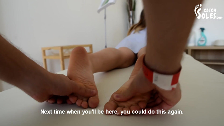 Czech Soles - foot fetish content: Charlie è stato beccato mentre massaggia i piedi asiatici sexy