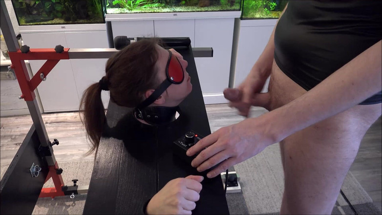 Master-Thomas: Sklavin Wehrlos Im Pranger Zum Orgasmus Auf Sybian Getrieben Part 2