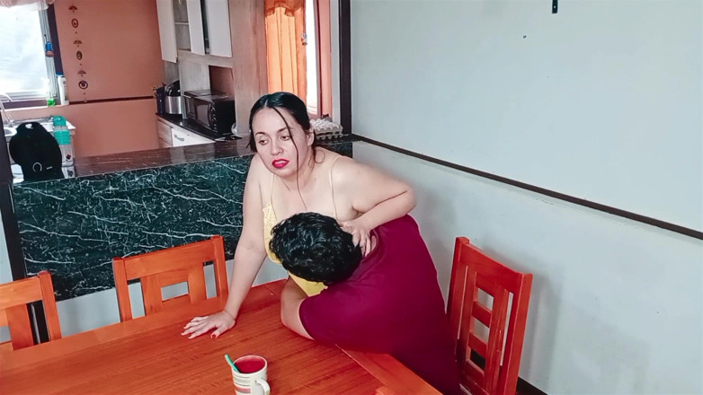 Kellyhotstepmom: Mama mea vitregă îmi aduce cafea