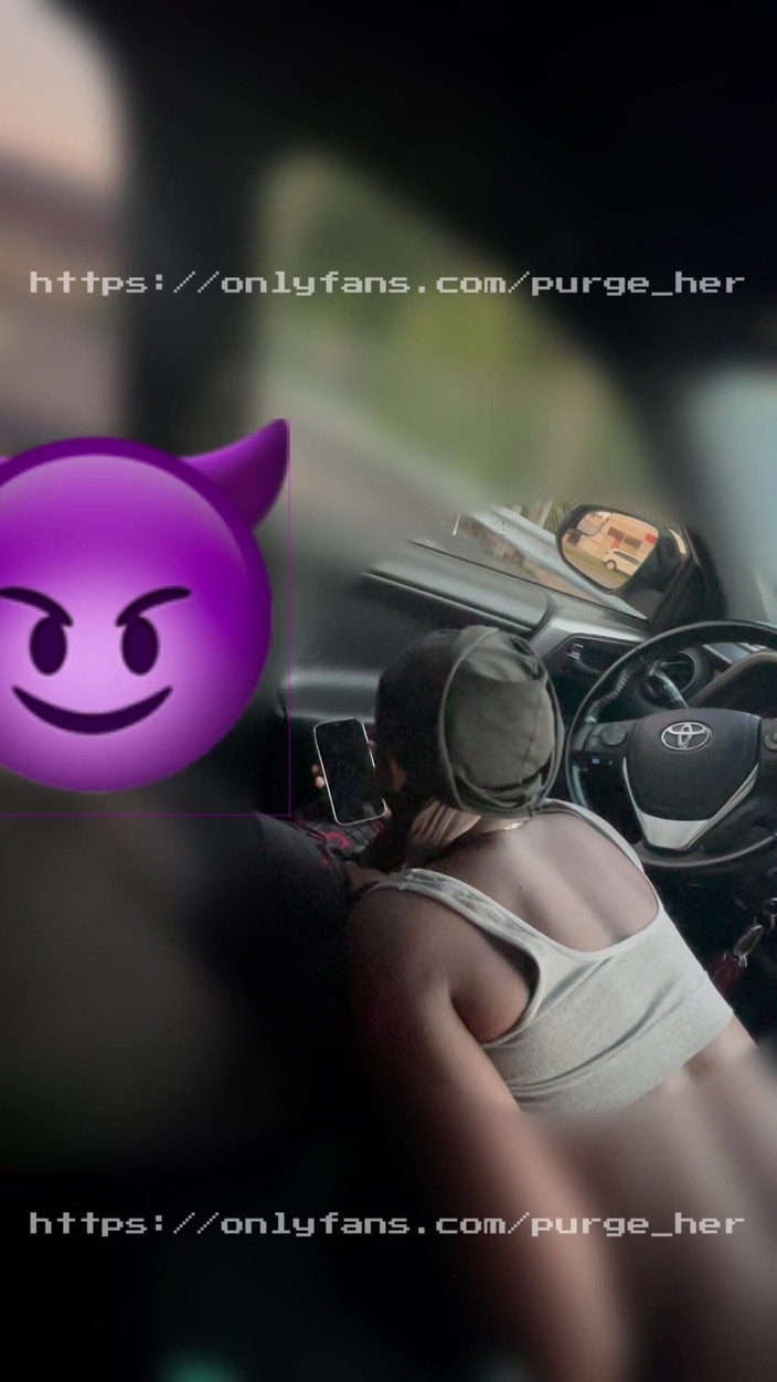 Purge_her: Mașinile trec pe lângă ea în timp ce ea îmi suge pula