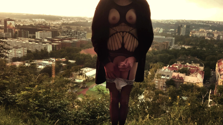 Zhenya Sissy: Masturbation sur fond de grande ville
