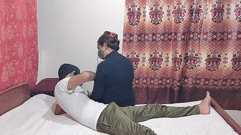 Pakistani CoupleX: Indická sexy holka tvrdě šukala, zatímco se připravovala na kancelář