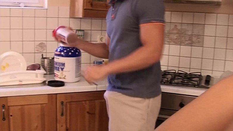 MILF stars: Schattige kleine tiener neukt in de keuken