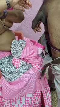 La Casalinga Desi Intrappola Il Ragazzo Delle Consegne in Acqua per Un Creampie Anale Selvaggio