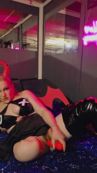 Blonde Ak Amputierte Masturbiert Und Kommt Mit Nacktem Stumpf, Ahegao Gesicht Im Cosplay