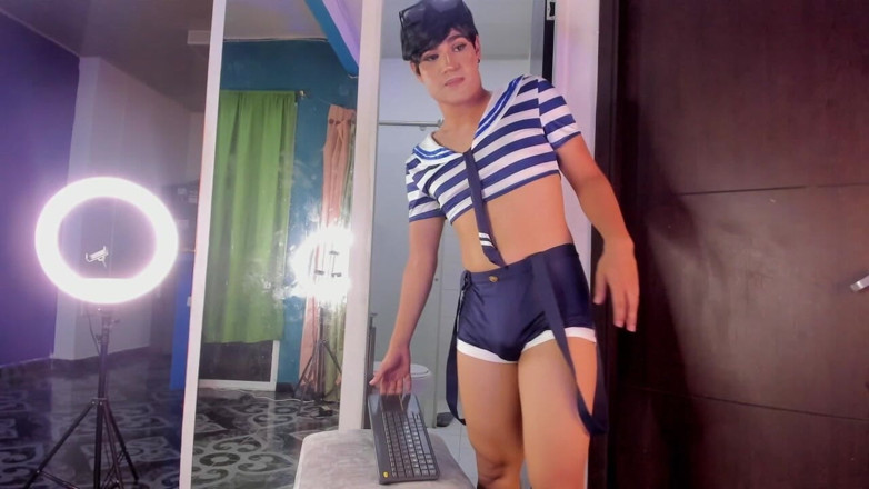 KenPrince: Ken Prince Femboy Kolombia dikejutkan oleh teman sekamarnya dan menyerah