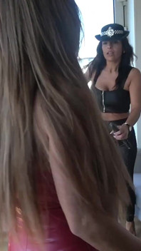 Emma, Latina e Courtney em Policewomen Blunder, agora todos eles estão gravados, fita envoltório amordaçada e hogtied!