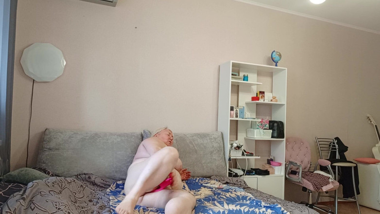 Zona901: Kurvige nachbarin masturbiert mollige muschi vor der kamera
