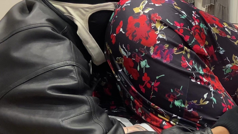 Daddykane: Paroháč Hot Sexy Espanol Cougar miluje černé péro Čichání její zadku a...