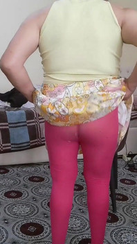 Beyza ดรากวีนใส่กางเกงขาสั้นและกระโปรงสั้นจิ๋ว
