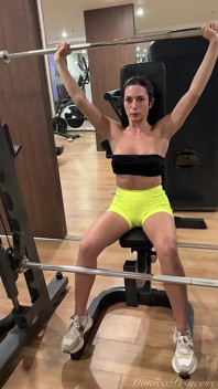 Horny Fitness Babe: Close-up Ass Workout