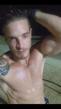 Treinamento na praia noturna.