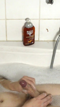 Branlette dans la baignoire