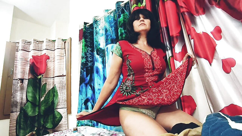 Bolly Karma: 与黑鸡巴饥渴的妻子看起来很好看