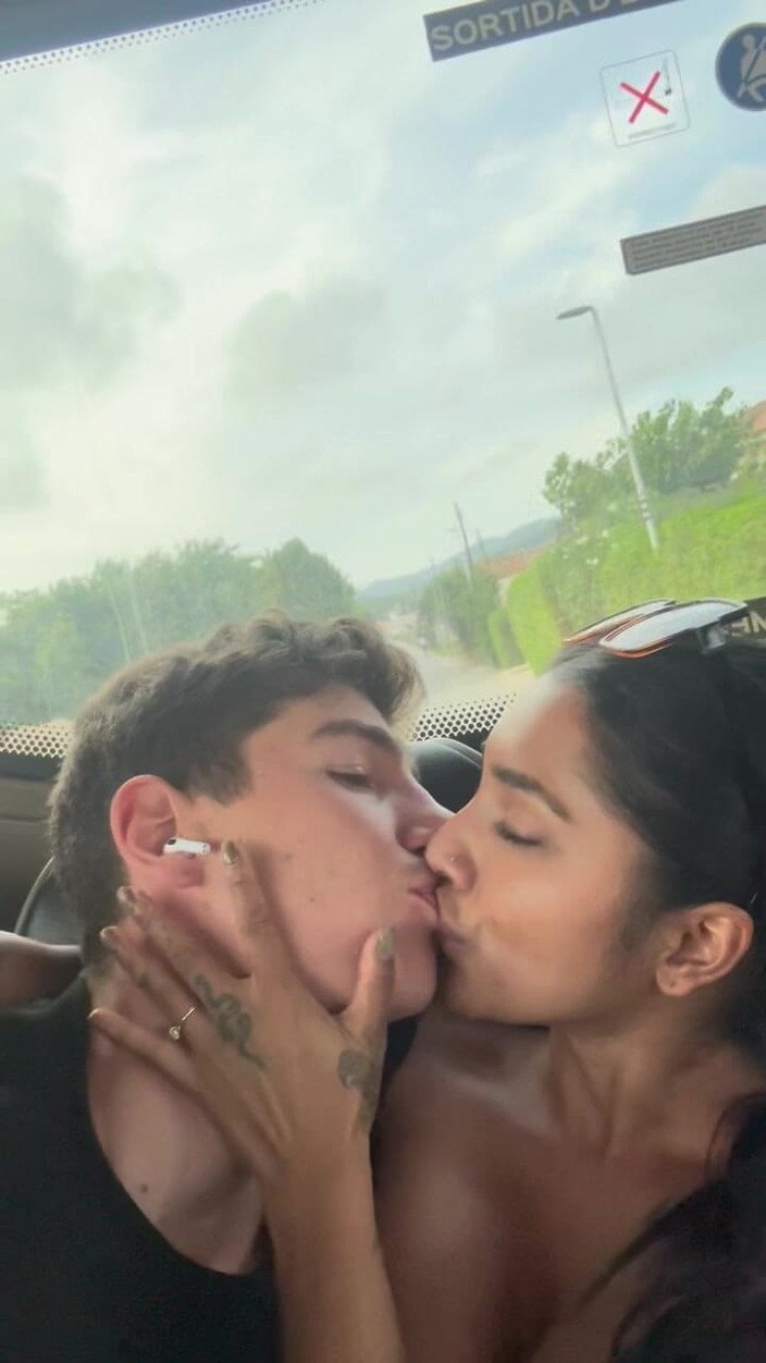 Yasmina and Brady: Min fru ger mig en fantastisk blowjob på bussen – Yasmina...